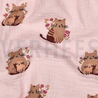 Nahaufnahme zweier Katzen mit Blümchen auf dem rosa Double Gauze mit Knitterstruktur Nahaufnahme zweier Katzen mit Blümchen auf dem rosa Double Gauze mit Knitterstruktur