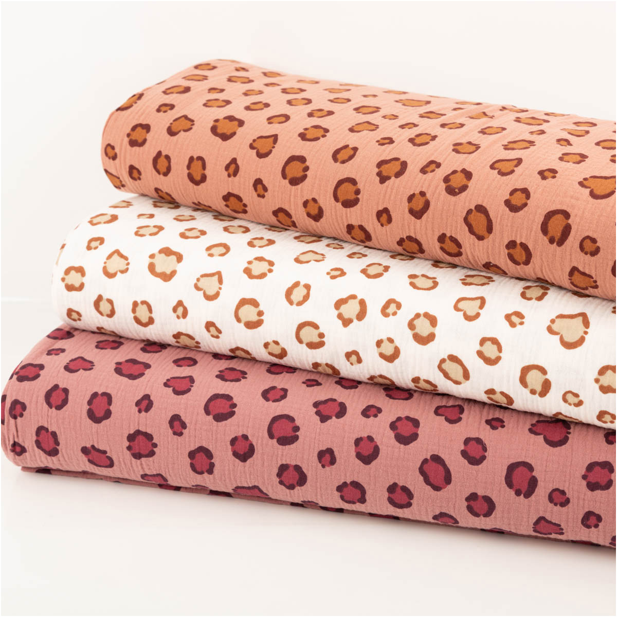 Musselin Stoff Baumwolle Leomuster Herzen pfirsich braun 1,32m Breite Stapel aus drei Musselin Baumwollstoffen mit leoartigen Herzmotiven in pfirsich, creme und braun