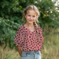 Mädchen in einer Bluse aus Leo-Musselin in der Farbstellung Mauve