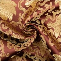 Goldene Ornamente auf dunkelbraunem Jacquardstoff, Stoff zur Spirale gedreht für detailreiche Strukturansicht