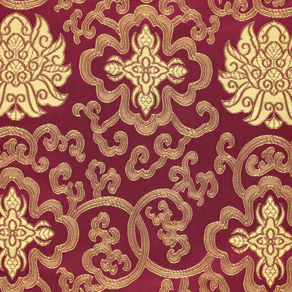 Brokatstoff bordeaux gold in Nahaufnahme – eingewebte Ornamente und Ranken im Detail Brokatstoff bordeaux gold in Nahaufnahme – eingewebte Ornamente und Ranken im Detail
