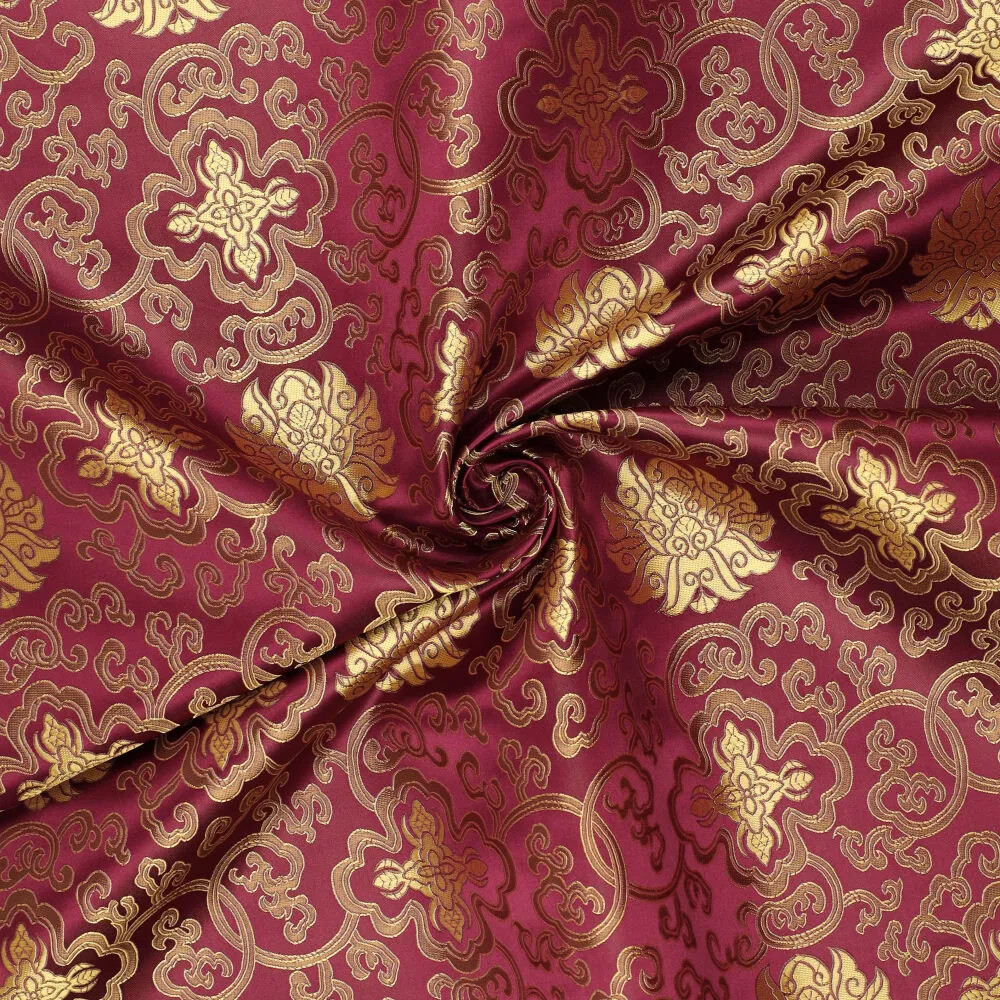 Brokat Jacquardstoff bordeaux gold drapiert – edler Glanz des eingewebten Musters Brokat Jacquardstoff bordeaux gold drapiert – edler Glanz des eingewebten Musters