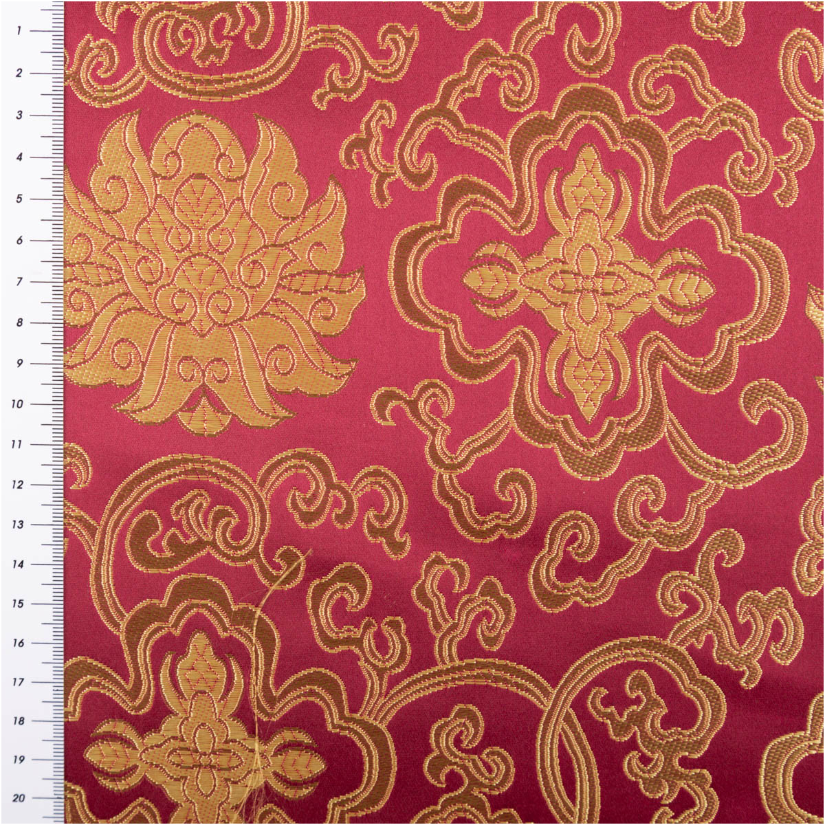 Jacquardstoff Brokat Ornamente bordeaux gold 1,50m Breite Jacquard Brokat in Bordeaux mit goldfarbenen Ornamenten, Stoffprobe mit Maßband links, florales Muster