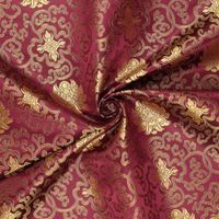 Brokat Jacquardstoff bordeaux gold drapiert – edler Glanz des eingewebten Musters Brokat Jacquardstoff bordeaux gold drapiert – edler Glanz des eingewebten Musters