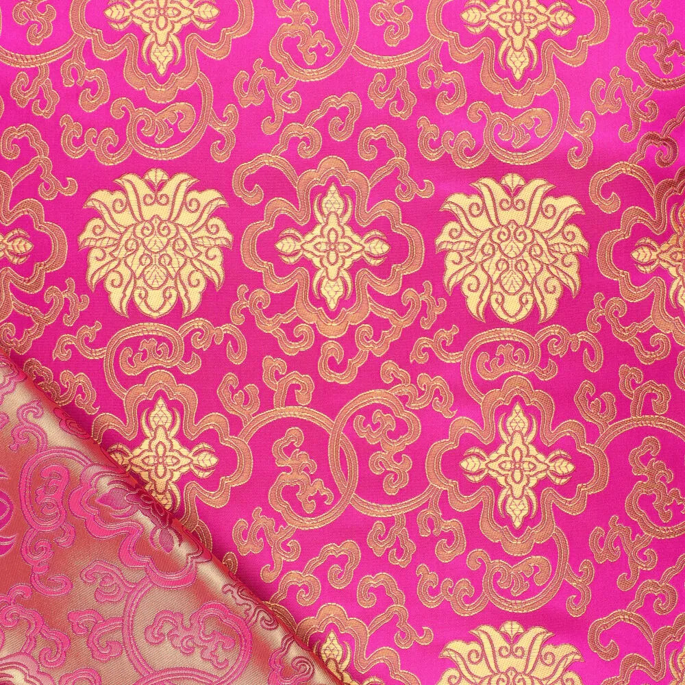 Jacquardstoff Brokat pink gold – Glanz und Struktur der Ornamente im Licht Jacquardstoff Brokat pink gold – Glanz und Struktur der Ornamente im Licht