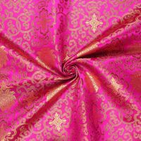 Brokat Jacquardstoff pink gold drapiert – edler Glanz des eingewebten Musters Brokat Jacquardstoff pink gold drapiert – edler Glanz des eingewebten Musters