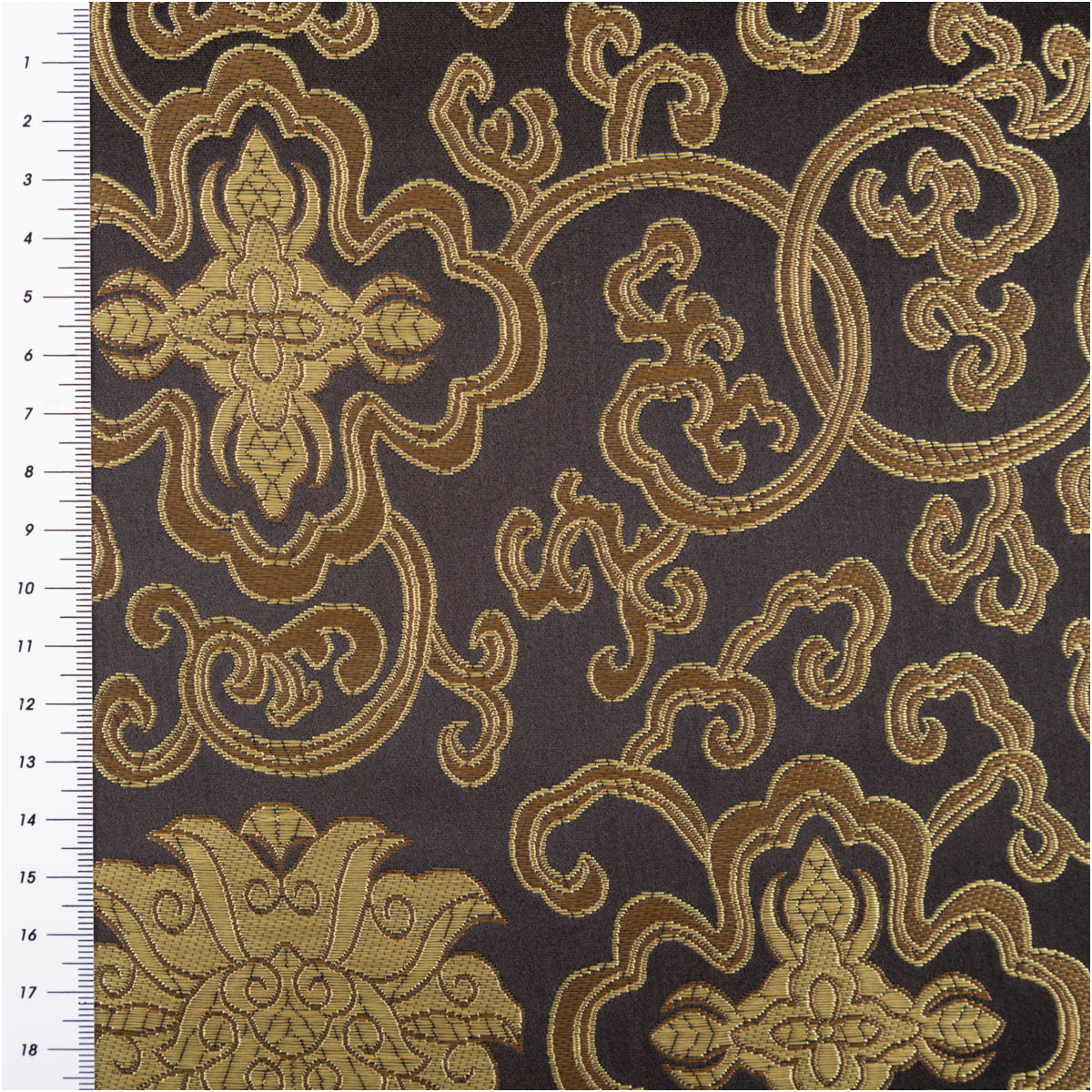 schwarzer Jacquardstoff mit goldfarbenen Ornamenten, Muster mit Maßband an der Seite abgebildet