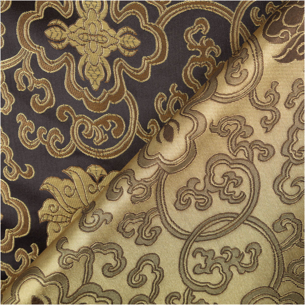 Jacquard-Brokat mit Ornamenten in Schwarz-Gold, Vorder- und Rückseite des Stoffes im Detail sichtbar