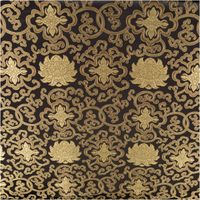 Jacquardstoff mit goldenen Ornamenten auf schwarzem Hintergrund, Nahaufnahme des Musters