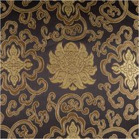 Brokatstoff mit aufwendigem Ornamentmotiv in Gold auf dunklem Hintergrund, Stoffmuster im Detail