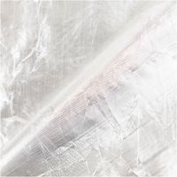 silberfarbener Crash Lamé Stoff geknickt und diagonal gelegt, markante Metallic-Optik und strukturierte Oberfläche
