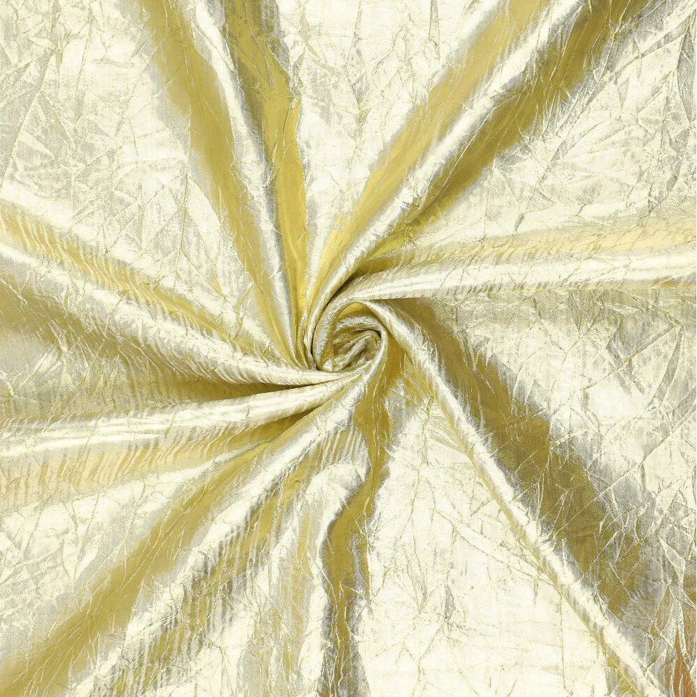Crash Lamé Stoff gold drapiert – glänzende Knitterstruktur im Licht Crash Lamé Stoff gold drapiert – glänzende Knitterstruktur im Licht