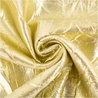 goldfarbener Metallicstoff zur Spirale gedreht, knitterige Struktur, Stoffoberfläche reflektiert Licht