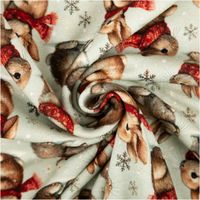 Sweatstoff in Spiralform gelegt, winterliche Hasen mit roten Schals und Schneeflocken auf hellgrauem Hintergrund