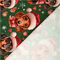 Sweatstoff von vorne und Rückseite schräg gezeigt, Dackel mit Weihnachtsmützen und roten Schleifen auf grünem Grund