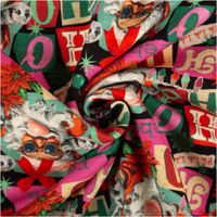 bunter Sweatstoff mit Weihnachtsmann, Schriftzügen und Sternmotiven, zur Spirale gedreht, farbenfrohe Details