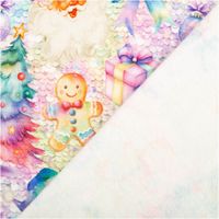 Vorder- und Rückseite von pastellfarbenem Sweatstoff mit Geschenken, Weihnachtsmann, Lebkuchenfigur und Baum