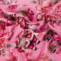 French Terry Sommersweat mit Weihnachtsmann und Schneemann in Pink auf Rosa, locker drapiert