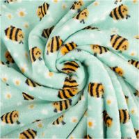 türkisfarbener Fleece mit Bienen und weißen Blümchen, Stoff zur Spirale gelegt, weiche Textur