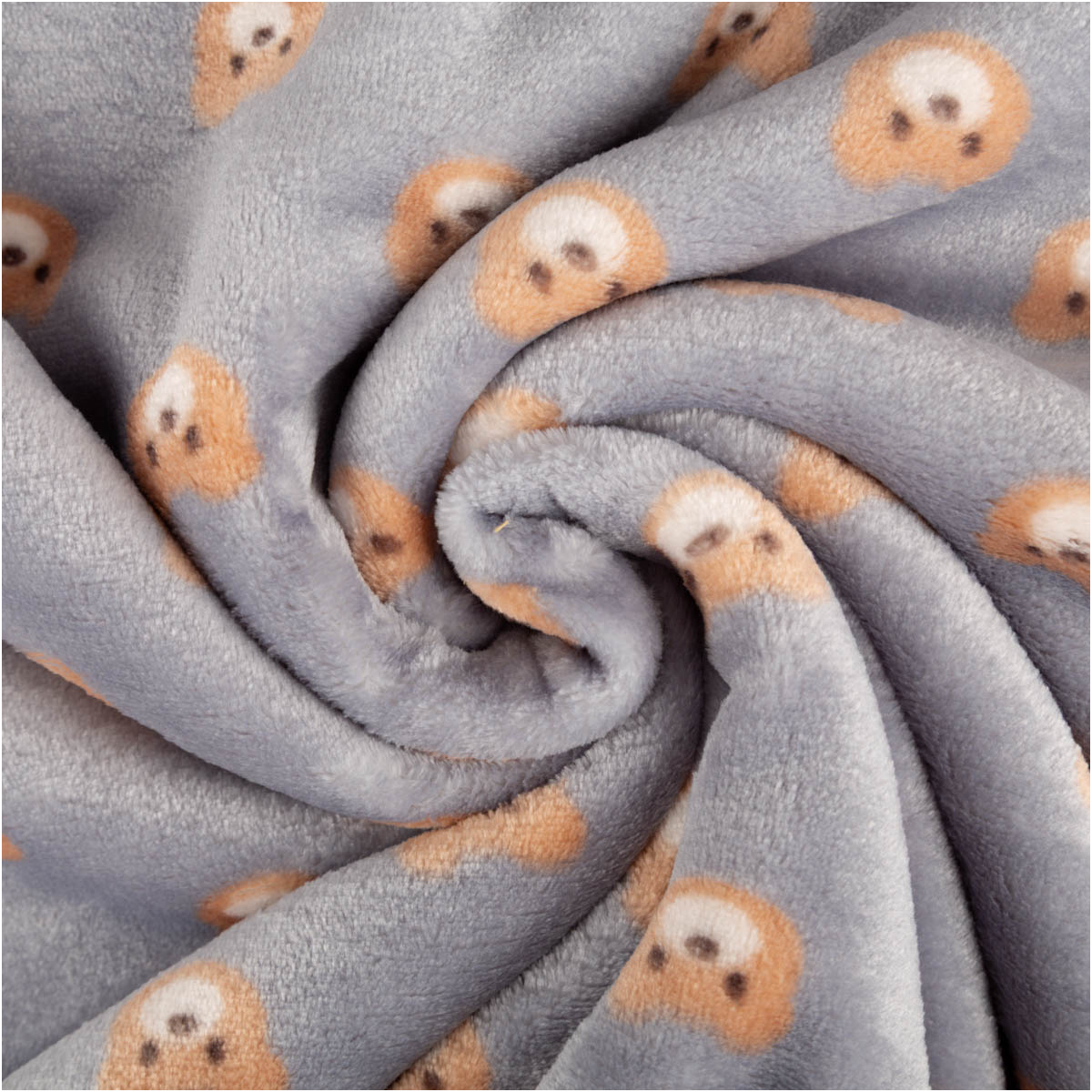 grauer Polarfleece Stoff mit beigem Bärenmotiv spiralförmig gedreht, weiche flauschige Textur sichtbar