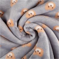 grauer Polarfleece Stoff mit beigem Bärenmotiv spiralförmig gedreht, weiche flauschige Textur sichtbar