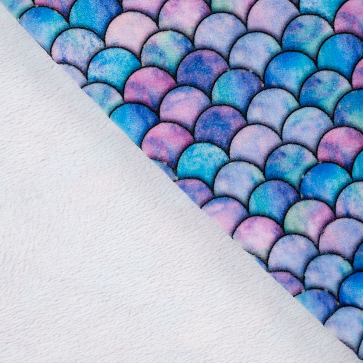 Fleece Stoff mit Meerjungfrau-Schuppen in Blau, Lila und Rosé – Polarfleece Digitaldruck 155 cm, weitere Stoffansicht