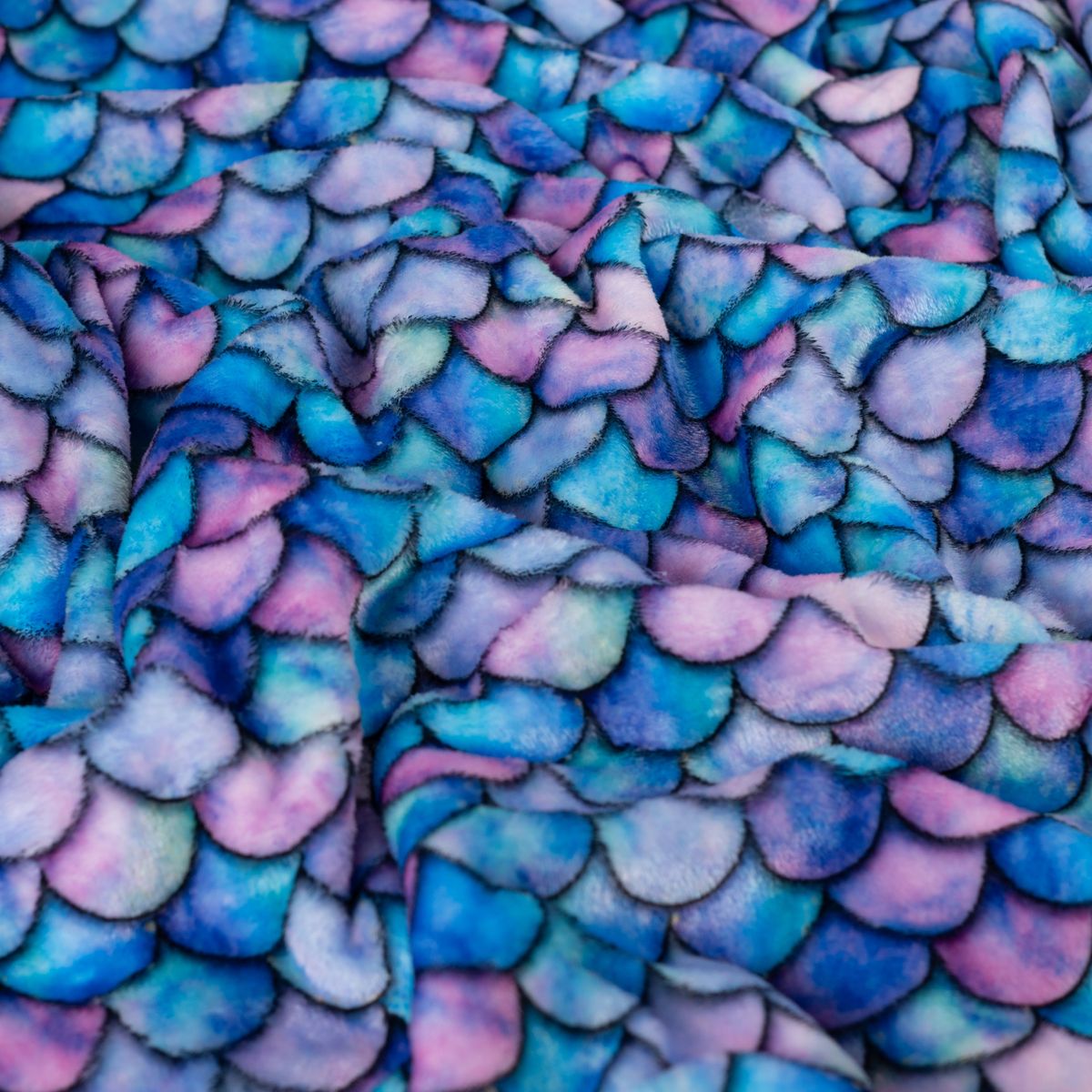 Fleece Stoff mit Meerjungfrau-Schuppen in Blau, Lila und Rosé – Polarfleece Digitaldruck 155 cm, Nahaufnahme