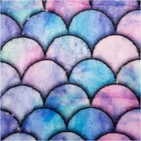 weicher Fleece mit digital gedrucktem Schuppenmuster in Blau und Lila, die Farbflächen verlaufen aquarellartig