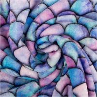Polarfleece in Spiralform gedreht, Schuppenmuster in Blau und Lila mit weicher Struktur im Fokus