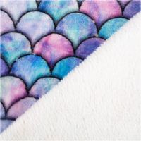 Fleece Stoff mit Schuppenmuster in Blau und Lila, Ecke umgeschlagen, Vorder- und Rückseite sichtbar