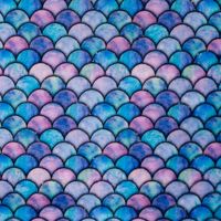 Fleece Stoff mit Meerjungfrau-Schuppen in Blau, Lila und Rosé – Polarfleece Digitaldruck 155 cm, Stoffansicht