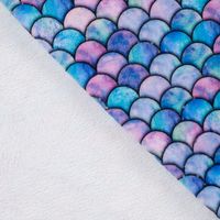 Fleece Stoff mit Meerjungfrau-Schuppen in Blau, Lila und Rosé – Polarfleece Digitaldruck 155 cm, weitere Stoffansicht