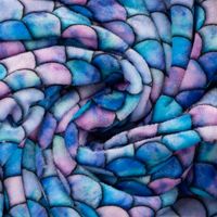 Fleece Stoff mit Meerjungfrau-Schuppen in Blau, Lila und Rosé – Polarfleece Digitaldruck 155 cm, gerafft
