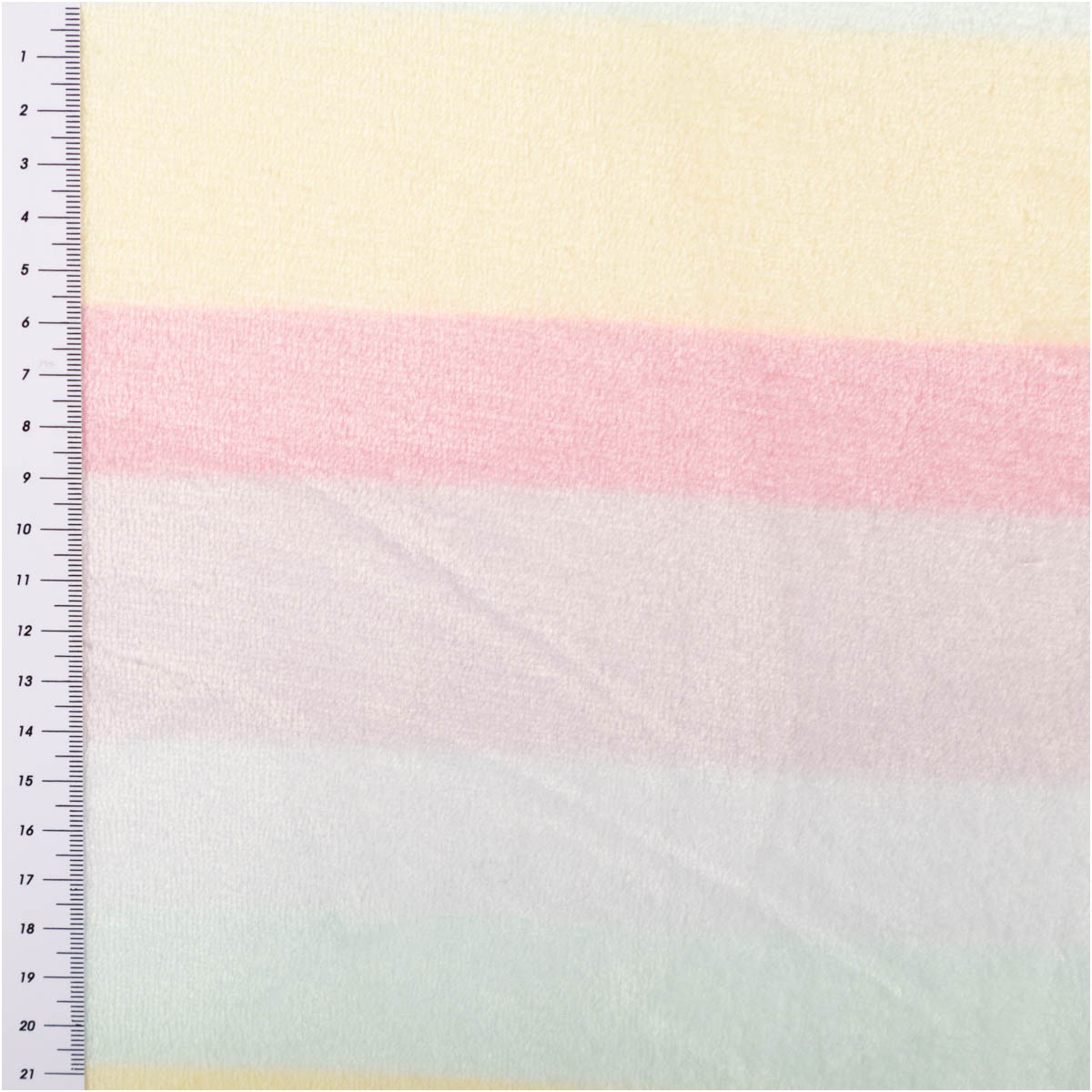 Fleece Stoff Farbverlauf pastell Polarfleece Digitaldruck 145cm Ausschnitt von pastellfarbenem Fleece mit breiten Streifen und Maßskala am Rand, weiche Stoffoberfläche