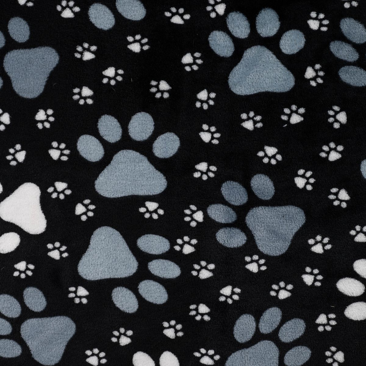Fleece Stoff mit Pfoten in Grau und Weiß auf Schwarz – Polarfleece Digitaldruck 155 cm, Stoffansicht