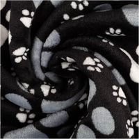 schwarzer Fleece mit grauen und weißen Pfoten und Kreisen als Stoff spiralförmig gelegt