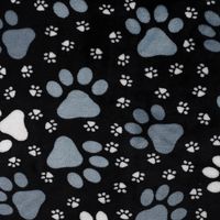 Fleece Stoff mit Pfoten in Grau und Weiß auf Schwarz – Polarfleece Digitaldruck 155 cm, Stoffansicht