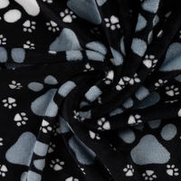 Fleece Stoff mit Pfoten in Grau und Weiß auf Schwarz – Polarfleece Digitaldruck 155 cm, gerafft