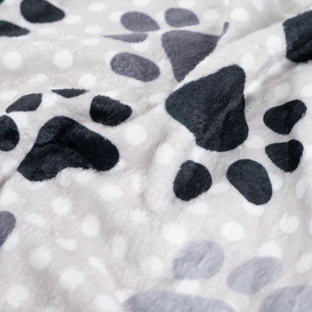 Fleece Stoff mit Pfoten und Punkten auf Hellgrau – Polarfleece Digitaldruck 155 cm, Nahaufnahme