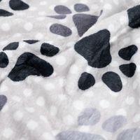 Fleece Stoff mit Pfoten und Punkten auf Hellgrau – Polarfleece Digitaldruck 155 cm, Nahaufnahme