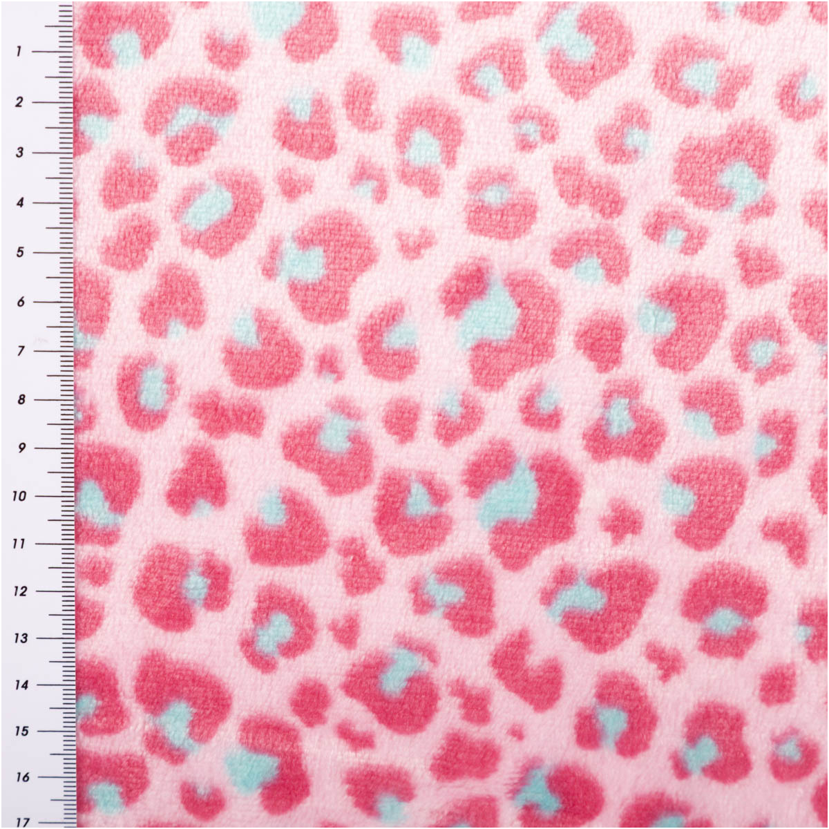 Polarfleece mit pinken Leopardenflecken und türkisfarbenen Details, Nahaufnahme mit Maßband am Rand