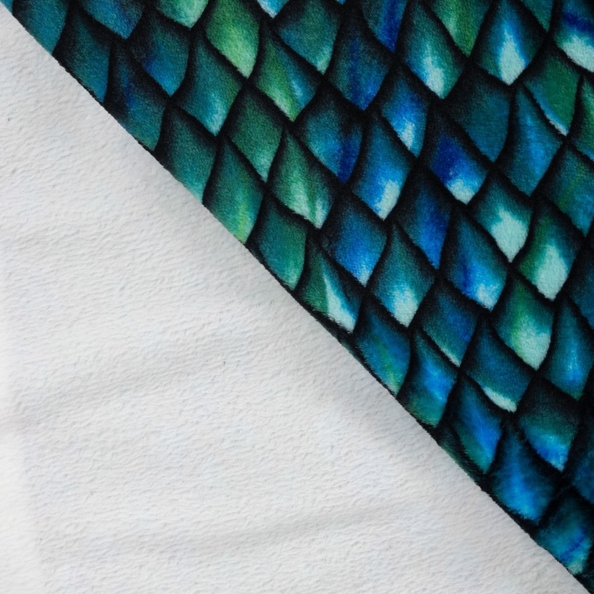 Fleece Stoff mit Drachenschuppen in Petrol und Grün – Polarfleece Digitaldruck 155 cm, weitere Stoffansicht