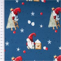 Sweatstoff angeraut Winterwonderland Wichtel jeansblau bunt von Swafing 1,50m Breite Jeansblauer Sweatstoff mit Wichteln, weißen Sternen sowie Schneeflocken, Maßband am linken Rand sichtbar