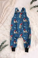 Nähbeispiel: Baby-Latzhose aus Sweatstoff Winterwonderland Wichtel jeansblau bunt Nähbeispiel: Baby-Latzhose aus Sweatstoff Winterwonderland Wichtel jeansblau bunt