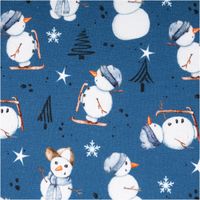 Sweatstoff angeraut Winterwonderland Schneemann jeansblau weiß von Swafing 1,50m Breite Detailansicht von angerautem Sweatstoff mit Schneemännern, Sternen und Tannen auf jeansblauem Hintergrund