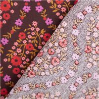 Baumwollstoff Popeline Blumen Rauten bordeaux rot lila 1,50m Breite zwei Seiten von Baumwollstoff mit Rauten und Blüten in Bordeaux, Lila und Rot als Detailaufnahme nebeneinander