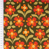 Baumwollstoff Popeline Retro Blumen olivgrün orange 1,50m Breite Nahaufnahme von olivgrünem Popelinestoff mit großem Blumenmuster in Orange und Rot, links Maßband sichtbar