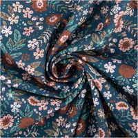 Baumwollpopeline in Petrol, mit floralen Motiven in Rosa und Braun spiralig zur Mitte gelegt