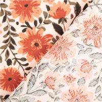Detailansicht von Baumwollstoff Popeline in altrosa und terracotta mit Blumenornamenten, Vorder- und Rückseite sichtbar