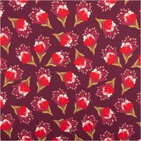 Baumwollstoff mit roten und rosa Blüten auf bordeauxfarbenem Hintergrund, Nahaufnahme des Stoffmusters